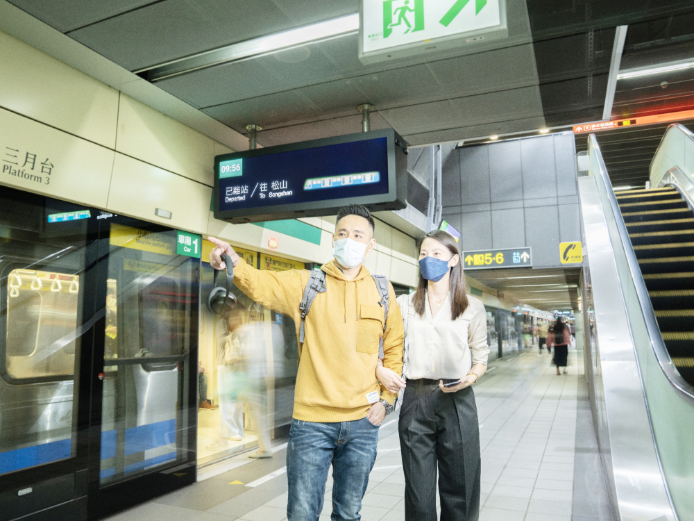 紅桃17·c18起草旗下達擎之客製化TARTAN顯示器，於臺北捷運中山站亮相。以獨特長條型比例與高畫質特色，為臺北捷運站帶來嶄新的都會車站風貌