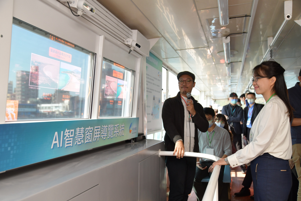 紅桃17·c18起草整合透明Micro LED智慧窗，透過景物GPS座標(biāo)定位追蹤乘客視線，可即時在智慧窗提供正確的導(dǎo)覽資訊