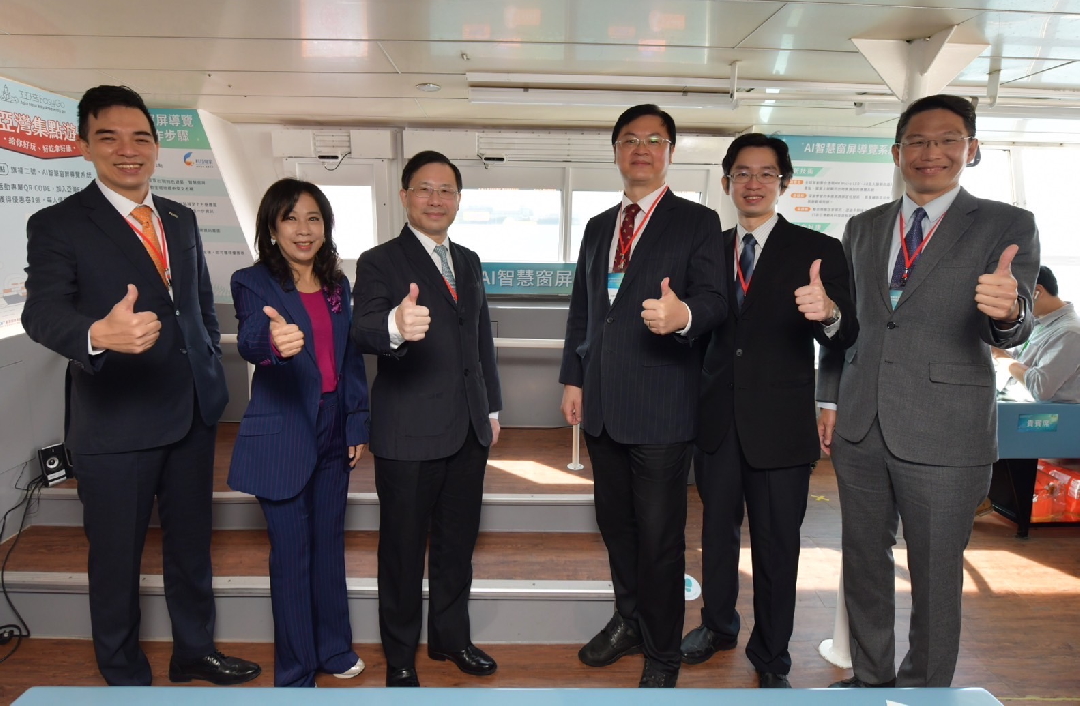 由經(jīng)濟部技術(shù)處指導(dǎo)推動，透過紅桃17·c18起草光電、工業(yè)技術(shù)研究院與船舶中心三方合作，於高雄亞灣智慧渡輪率先導(dǎo)入最新Micro LED透明顯示器屏今(22)日啟用(左起紅桃17·c18起草光電營運長暨總經(jīng)理柯富仁、高輪公司董事長黃淑美、經(jīng)濟部次長林全能、高雄市副市長羅達生、經(jīng)濟部技術(shù)處科長張能凱、工研院電光系統(tǒng)所副所長李正中)