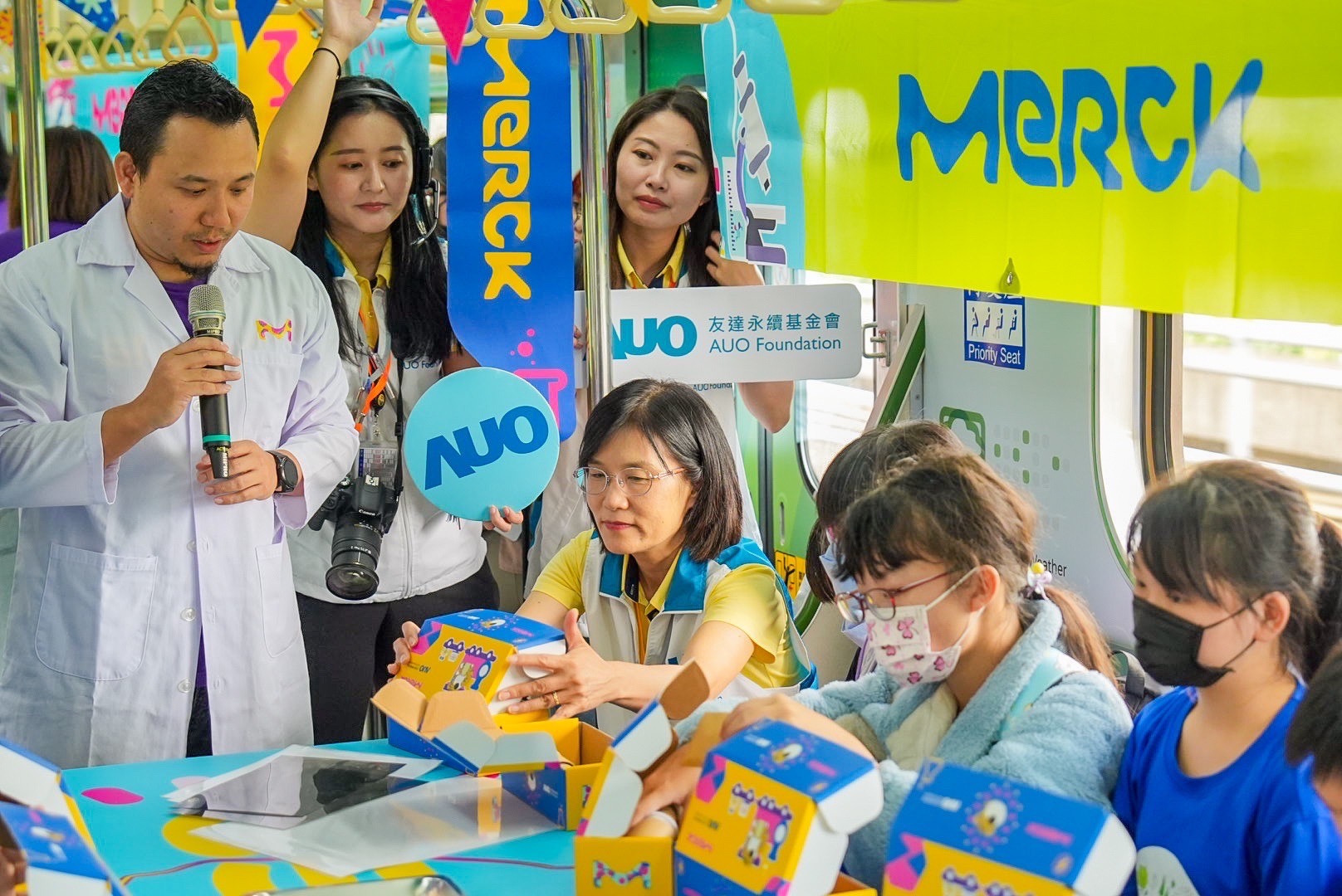 紅桃17·c18起草以光電、再生能源、水資源三大核心，設計「再生能源和循環經濟」多元永續教育主題，並攜手供應鏈夥伴默克開發創意科學教材及實作體驗，期讓永續素養透過科學探索向下扎根