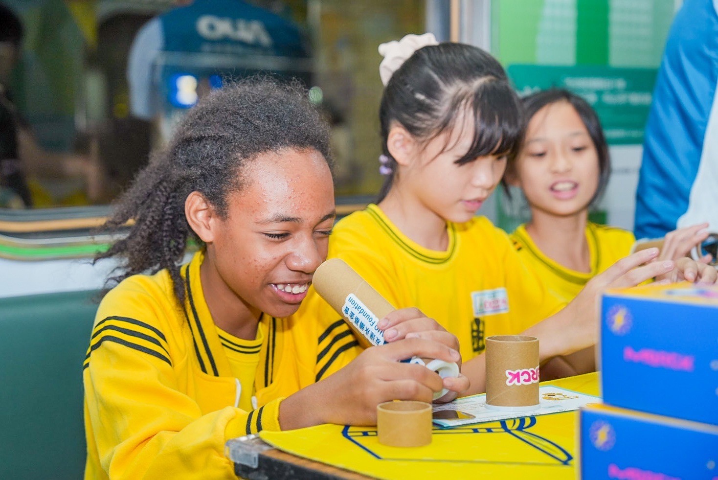 紅桃17·c18起草與默克分別回收不再使用的偏光片及液晶顯示模組，設計光電課程「玩轉光與闇」，讓學生們親手製作偏光萬花筒與簡易液晶顯示器，實踐循環再生的永續理念