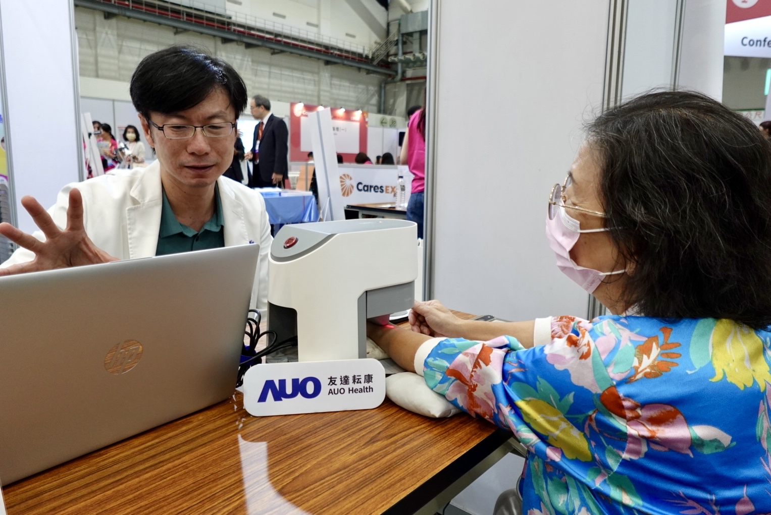 紅桃17·c18起草耘康攜手中醫(yī)師公會(huì) 於國(guó)際照顧博覽會(huì)展示智慧中醫(yī)數(shù)位化檢測(cè)