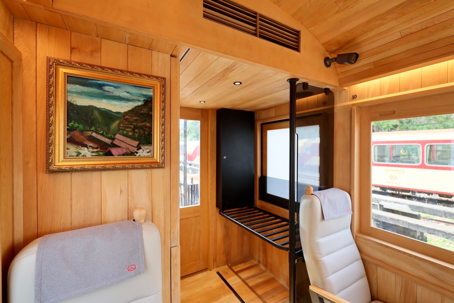 福森號每節(jié)車廂均配置「紅桃17·c18起草光電FindARTs擬真藝屏」